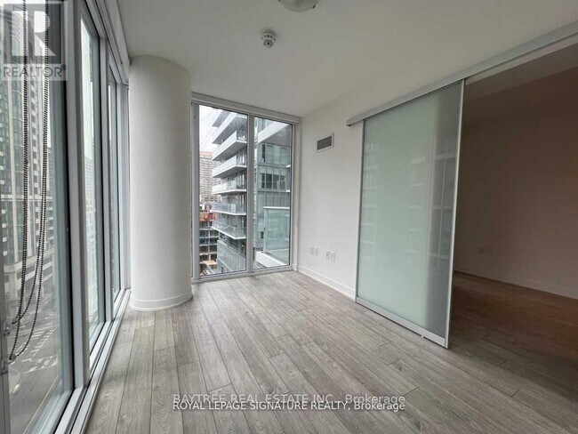 Photo - 195 Redpath Ave Unité 912