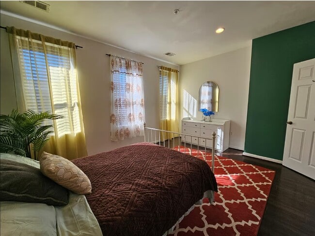 Photo - 2517 Saint Paul St Unidad #3