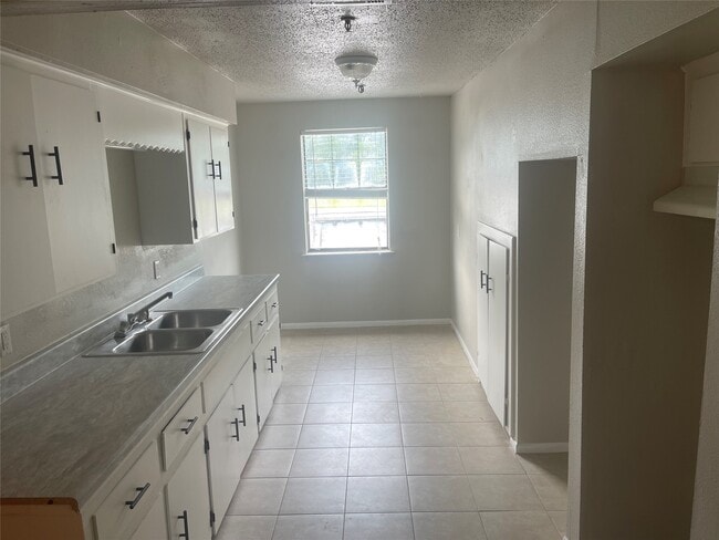 Building Photo - 340 Pan American Dr Unit C2 Rental