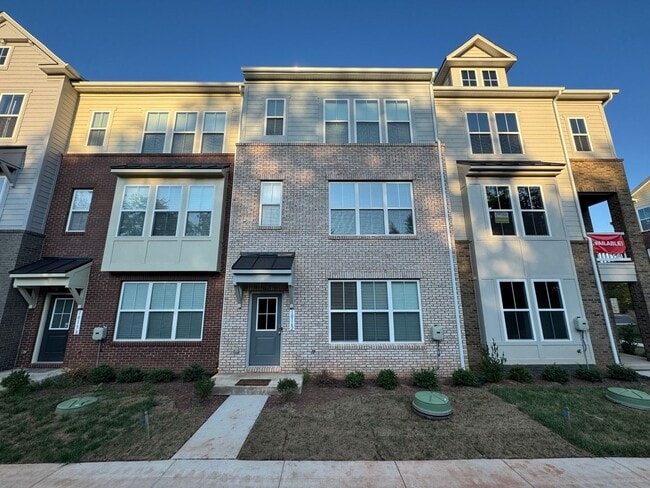 Building Photo - Modern 4 Bed 3.5 Bath Interior Townhome In...
