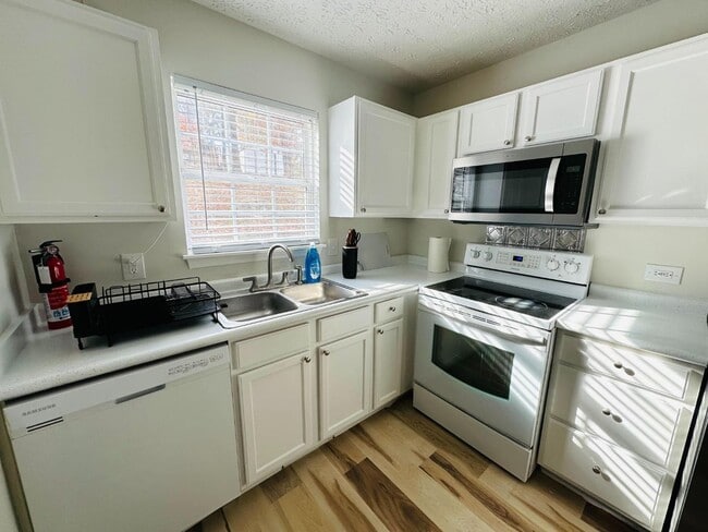 Building Photo - 5600 Brandycrest Dr