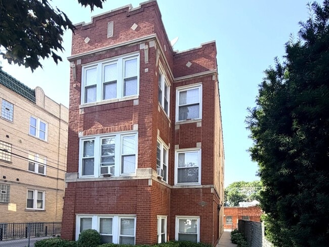 Building Photo - 5112 W Sunnyside Ave Unit 2