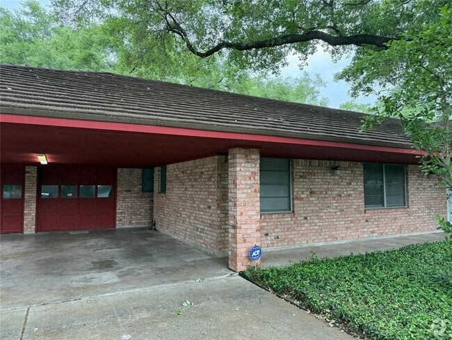 Building Photo - 1011 Pampa St Rental