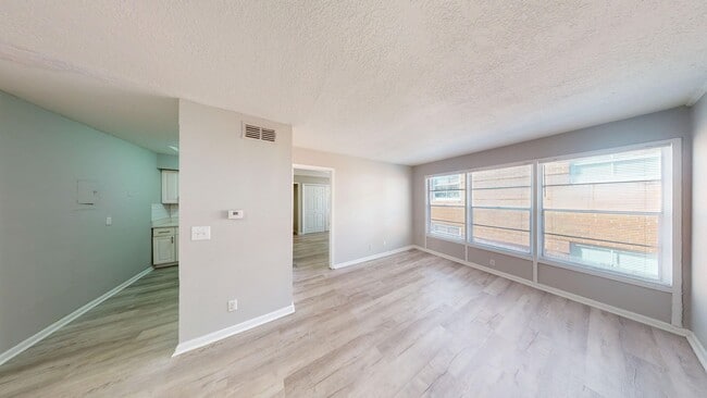 Photo - Spacious 1Bed/ 1Bath in Riverside   ** Upstairs Unit & Water Included ** Unidad 2887-5