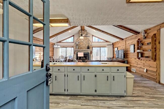 Photo - 1021 Saddle Back Cir