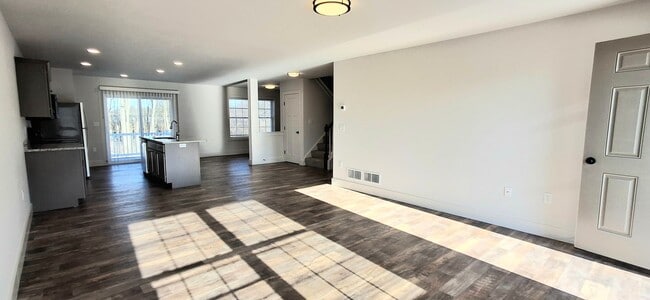 Photo - 3 Bedroom 2.5 Bathroom Available in Elizab...