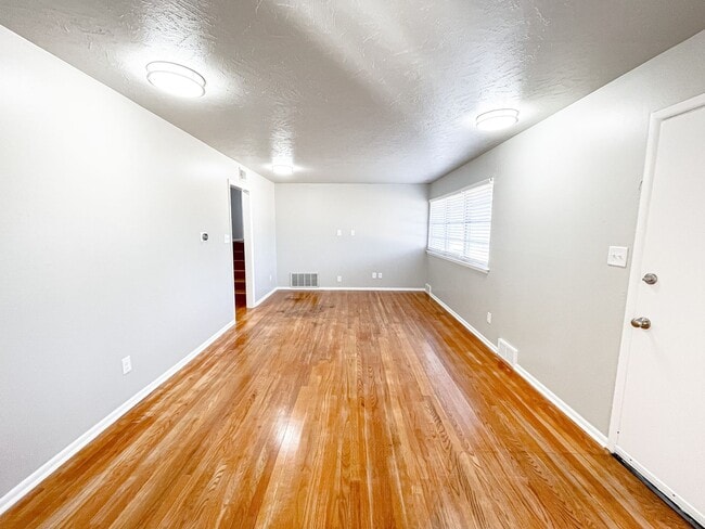 Photo - 3 Bed/1.5 Bath/2 car garage home in Midwest City.