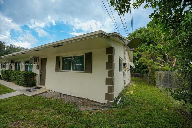 Building Photo - 715 N 58th Ave Unit 1