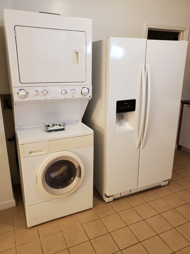 Refrigerator & Washer/Dryer