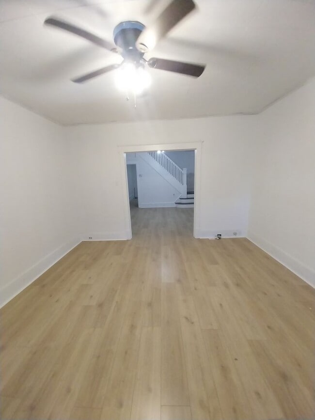 Building Photo - 3 bedroom, 1.5 baths, yard, washer dryer hook up