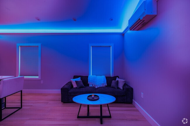 3BR, 1BA - 700SF - Living Room