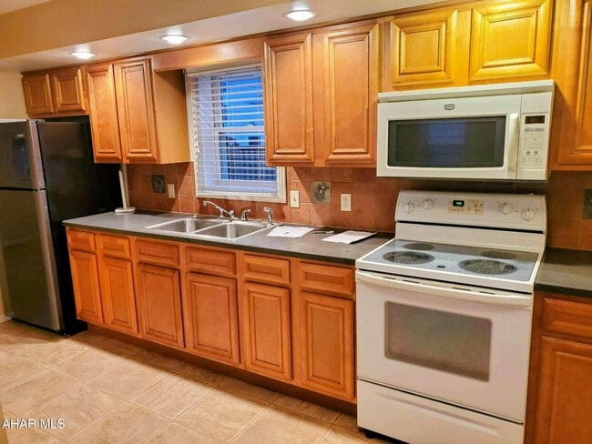 Photo - 215 Garber St