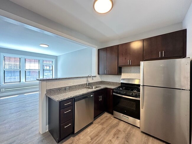 Building Photo - 4410 N Wolcott Ave Unit J07P