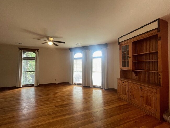 Photo - 4611 Woodlawn Dr