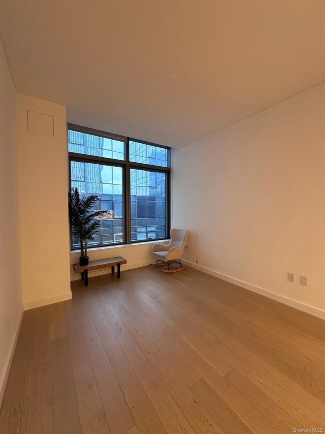 Photo - 3 Ct Square W Unit 614