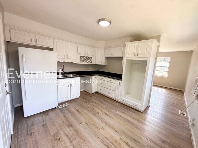 Photo - 3 Bed, 1 Bath Home with Fenced Yard / Vouchers Accepted / Available Now!