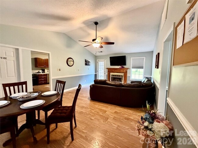 Photo - 2809 Faircroft Way