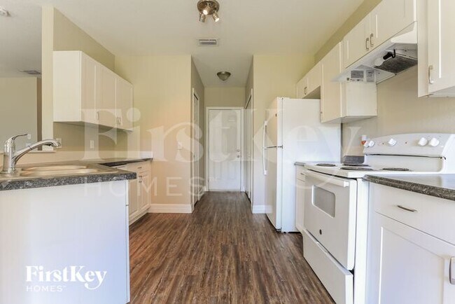 Photo - 2728 Parrot St