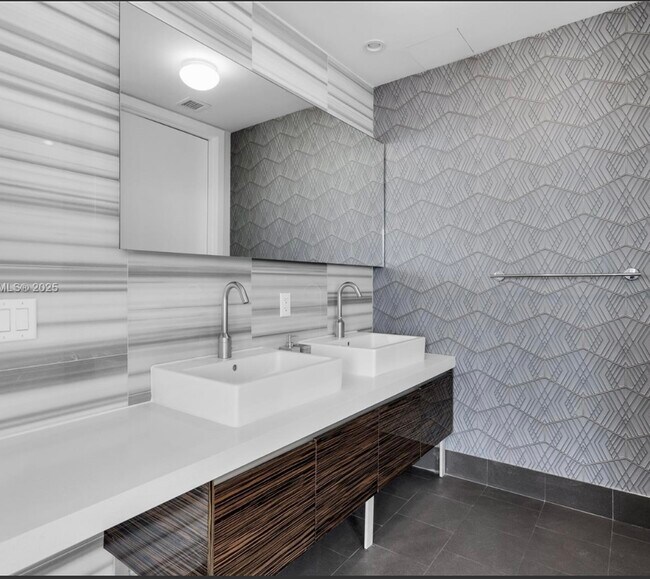 Photo - 808 Brickell Key Dr