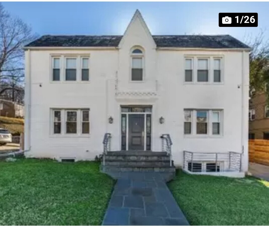 Beautifully RENOVATED ***ALL UTILITIES INCLUDED*** 2 bedroom ,1 bath 1st floor unit, just minutes aw - 2903 R St SE Unidad 3B