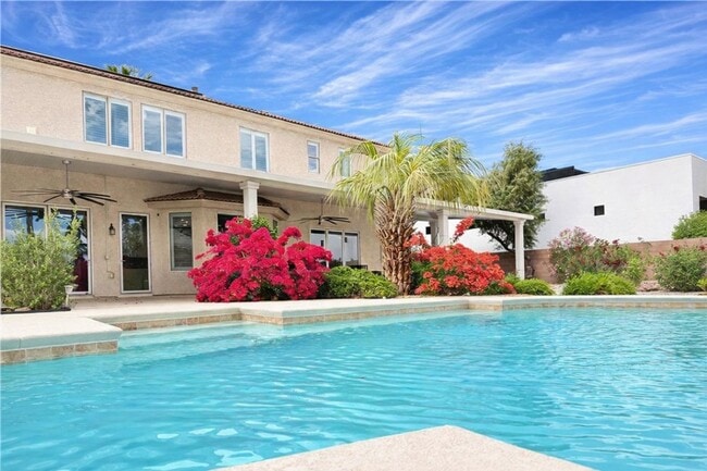 Photo - Northwest Valley 6 bdr 4400 sq ft with RV parking, pool, covered patio - all on a 1/2 acre lot!