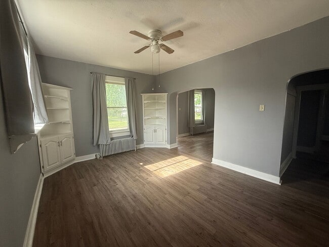 Building Photo - 2 bedroom available for a move right away! Unit 1135 Summit Street LOWER