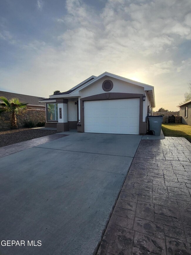 Photo - 1733 Shreya St