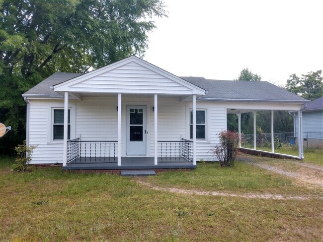 Building Photo - COMING SOON! Cute 2 Bedroom Ranch!! Great ...