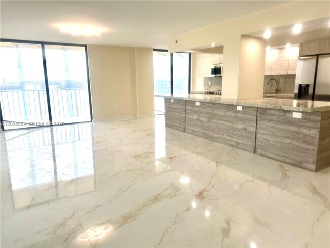 Photo - 290 174th St Unidad 619