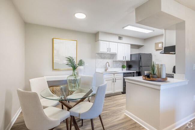 1BR, 1BA - 675SF - Dining Room