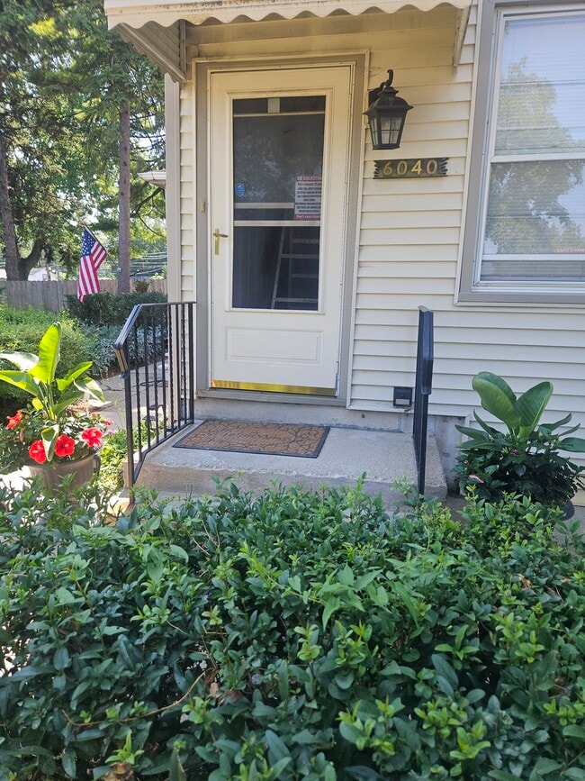 Photo - 6040 N Avondale Ave Unit 2Floor Front