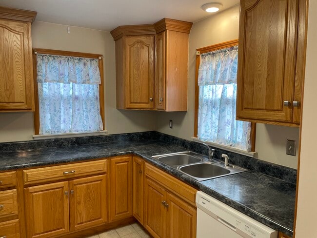 Kitchen - 1095 N Macomb St