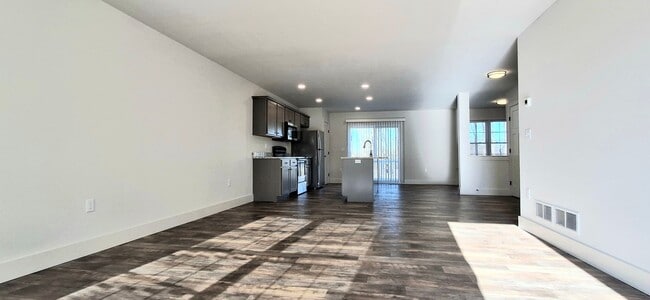 Photo - 3 Bedroom 2.5 Bathroom Available in Elizab...