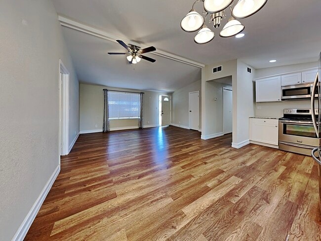 Photo - 13426 Tyringham St