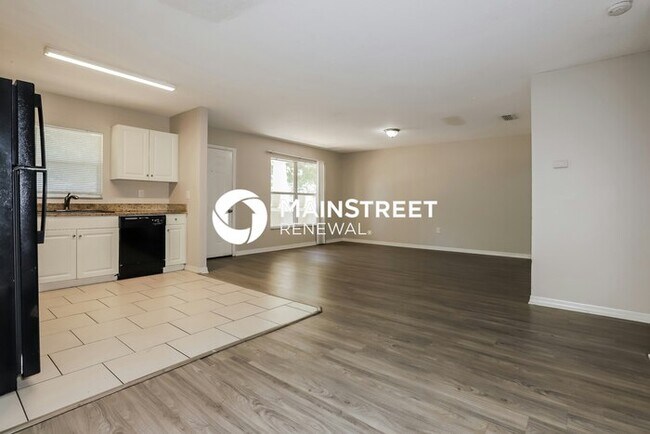 Photo - 3 Bedroom Pet-Friendly Home in St Petersburg, FL with Main Street Renewal