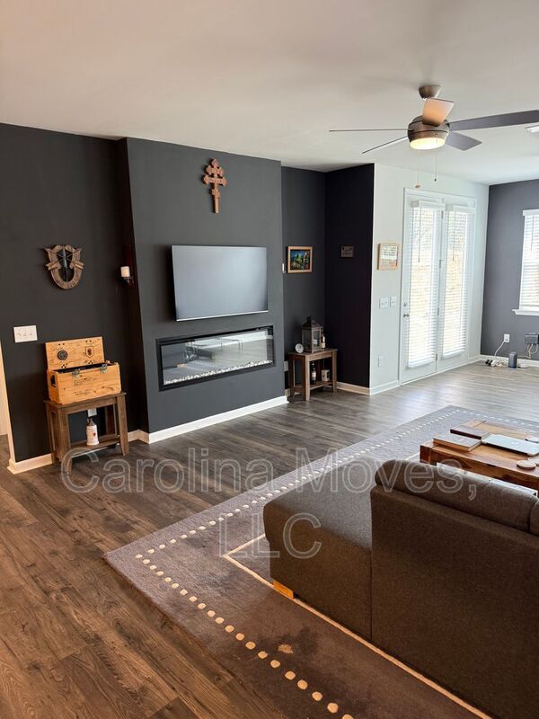 Photo - 717 Isleworth Ln