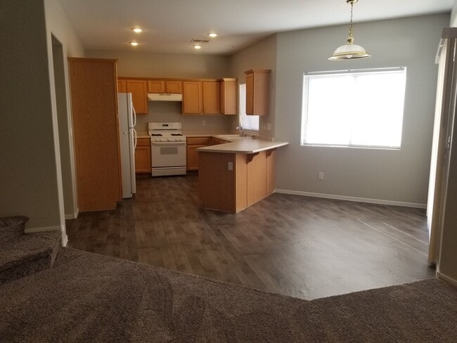 Photo - 4 Bedroom Single Family!!
