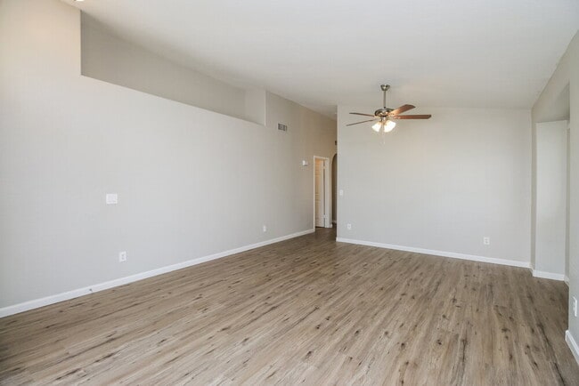 Photo - 748 W Dublin St