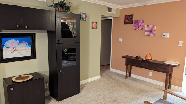 Photo - 999 Evelyn Terrace W