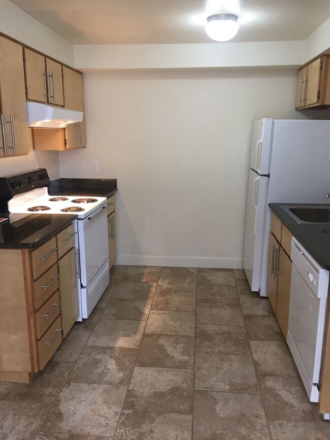 Photo - Ainsworth Mid-Century Arbor Lodge Universi... Apartment Unit 5