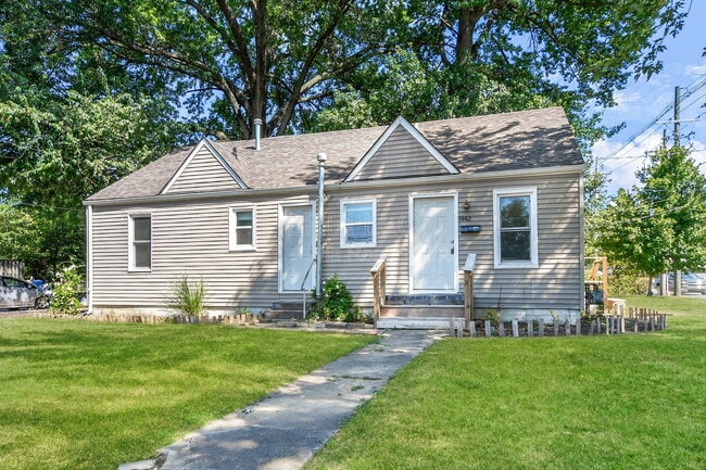 Building Photo - 1443 S 32nd St Unit 2