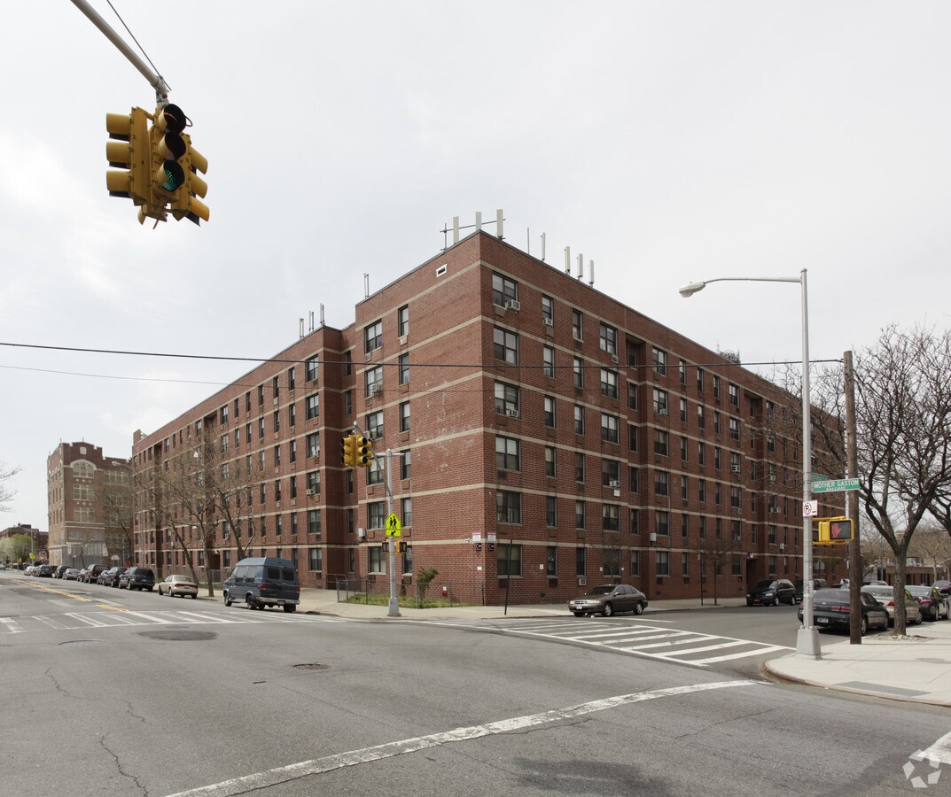 Photo - 463 Watkins St