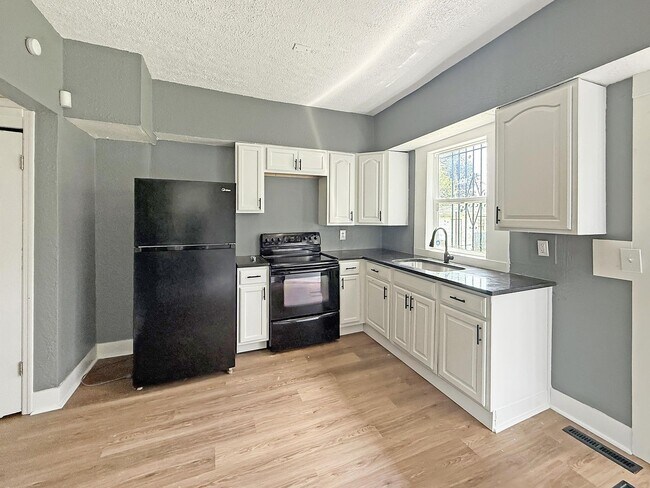 Photo - 42-42 Pointview Ave