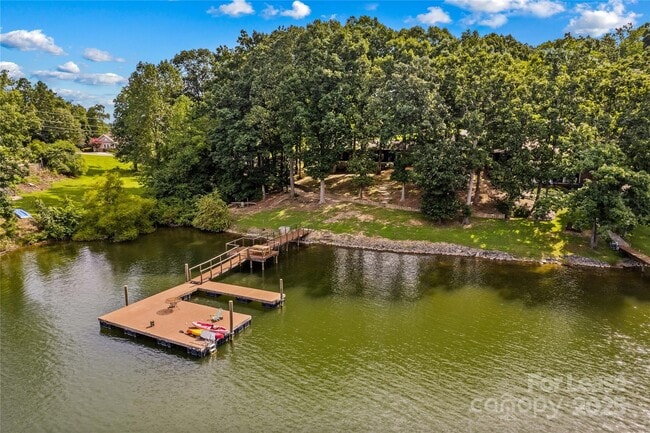 Photo - 173 Waddell Rd