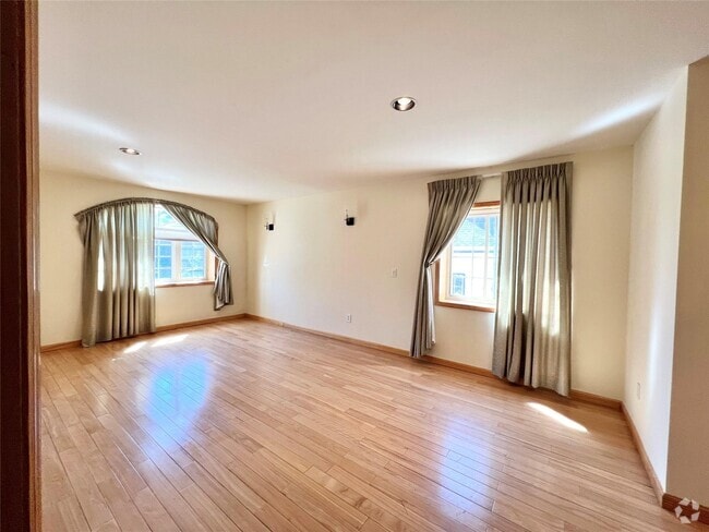 Building Photo - 64-8 Cloverdale Blvd Unit 1Fl+B Rental