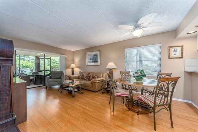 Photo - 301 Woodlake Wynde
