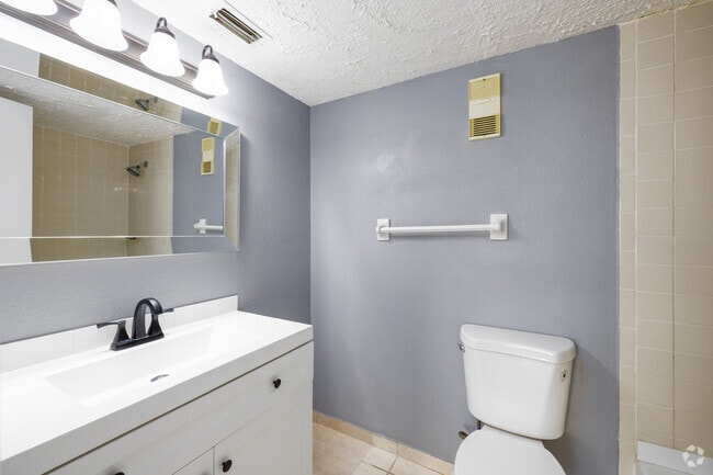 2BR, 2BA - 1,088SF - Primary Bathroom