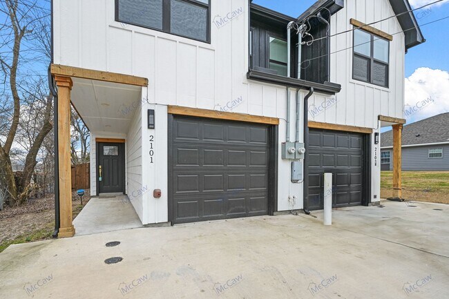 Photo - Gorgeous 3/2.5 Duplex in Greenville!