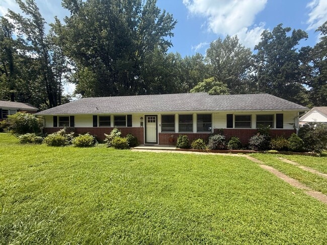 Building Photo - 247 Russell Rd