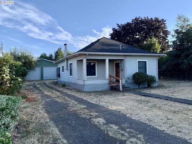 Building Photo - Home on 1/2 an acre!